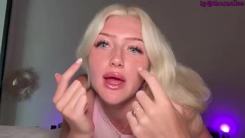 Snapshot of itslunaaaaa chatting on February 2026 03:37:02 AM Luna online show from February 2026 03:37:02 AM