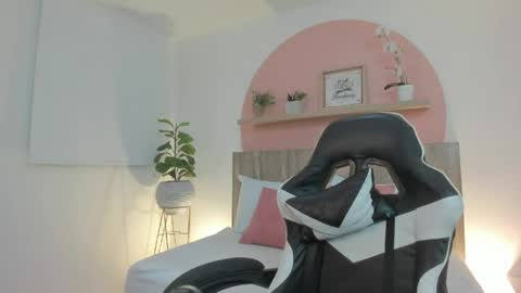 Snapshot of ivette_swan chatting on May 2026 08:04:02 PM I V E T T E online show from May 2026 08:04:02 PM