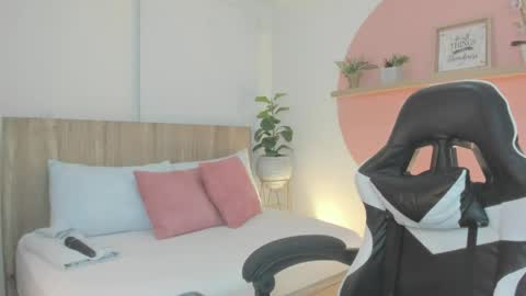 Snapshot of ivette_swan chatting on May 2026 07:00:01 PM I V E T T E online show from May 2026 07:00:01 PM
