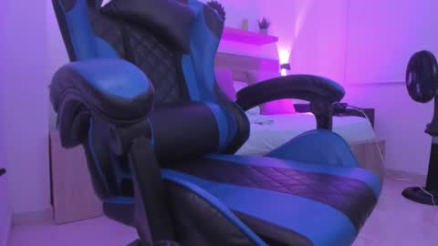 Snapshot of izaro_22 chatting on November 2025 01:21:02 PM Iza online show from November 2025 01:21:02 PM