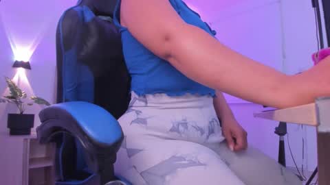 Snapshot of izaro_22 chatting on November 2025 03:09:02 AM Iza online show from November 2025 03:09:02 AM