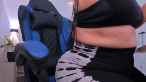 Snapshot of izaro_22 chatting on December 2025 12:36:02 PM Iza online show from December 2025 12:36:02 PM