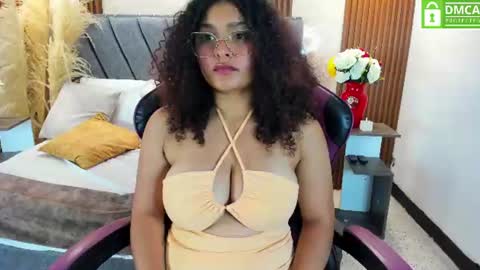 Snapshot of izzy_lux chatting on July 2026 03:03:02 PM Isa online show from July 2026 03:03:02 PM