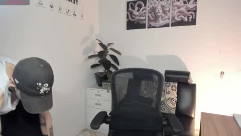 james_adamss_ online show from December 2025 01:07:01 PM