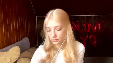 Snapshot of janicesivertsen chatting on July 2026 08:09:02 AM Elsa online show from July 2026 08:09:02 AM