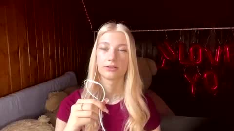 Snapshot of janicesivertsen chatting on July 2026 08:10:02 AM Elsa online show from July 2026 08:10:02 AM