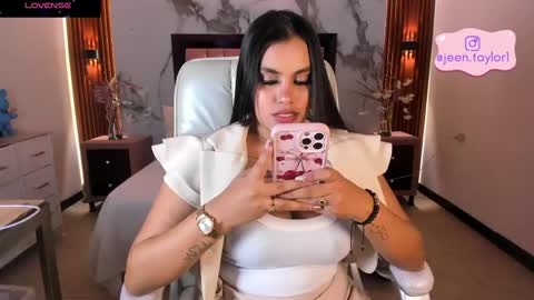 Jeen Taylor online show from April 2026 08:17:02 PM