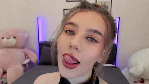 Snapshot of jenie_fire chatting on October 2025 01:22:01 PM Dolly online show from October 2025 01:22:01 PM