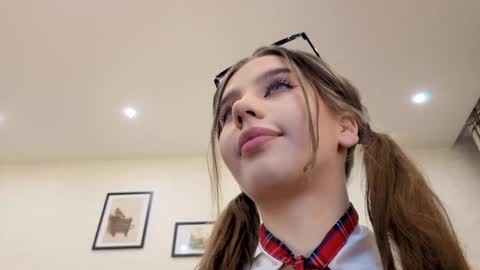 Snapshot of jenie_fire chatting on November 2025 01:22:04 PM Dolly online show from November 2025 01:22:04 PM