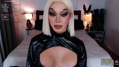 Snapshot of jenifers_body chatting on December 2025 06:52:01 AM Queen Jenifer online show from December 2025 06:52:01 AM