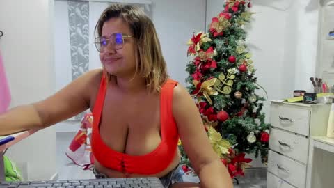 Snapshot of jenn_hot1 chatting on December 2024 11:36:02 PM jenn online show from December 2024 11:36:02 PM