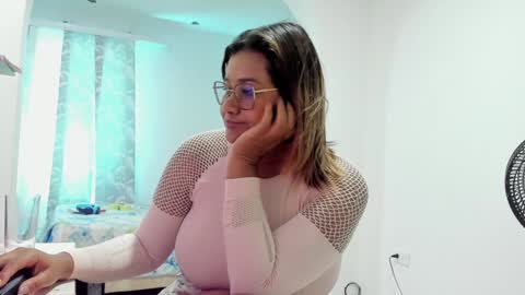 Snapshot of jenn_hot1 chatting on January 2025 04:52:02 PM jenn online show from January 2025 04:52:02 PM