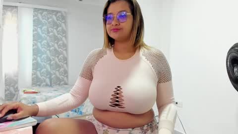 Snapshot of jenn_hot1 chatting on January 2025 09:19:01 PM jenn online show from January 2025 09:19:01 PM