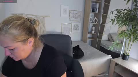 Jennifer online show from September 2025 07:27:02 PM