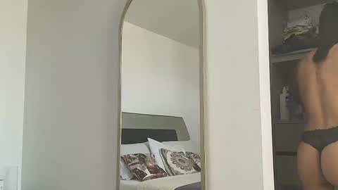 Jenn online show from November 2025 06:39:01 PM