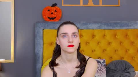 Jessica White online show from November 2025 04:00:02 AM