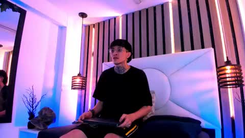 johnsonisaac94  online show from September 2025 12:25:01 AM