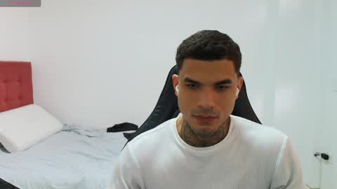 juan_gomez_1 online show from April 2026 10:29:02 PM