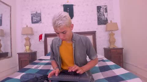 J U A N   L O V E R S online show from December 2024 12:44:01 PM