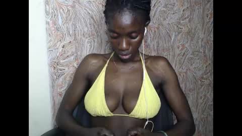 Snapshot of juicyberryx chatting on February 2025 06:10:02 AM queen online show from February 2025 06:10:02 AM