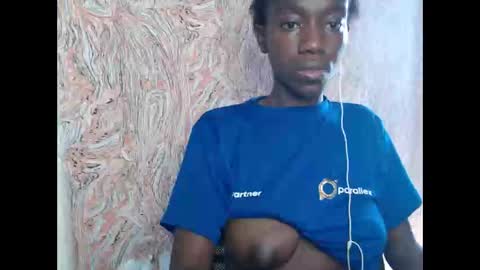 Snapshot of juicyberryx chatting on February 2025 02:56:02 PM queen online show from February 2025 02:56:02 PM