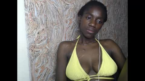 Snapshot of juicyberryx chatting on February 2025 07:40:02 AM queen online show from February 2025 07:40:02 AM