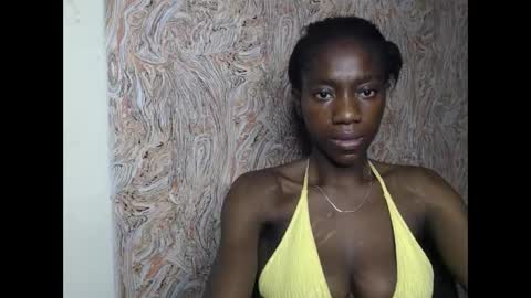 Snapshot of juicyberryx chatting on February 2025 01:44:01 AM queen online show from February 2025 01:44:01 AM