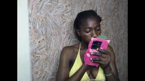 Snapshot of juicyberryx chatting on February 2025 05:29:02 AM queen online show from February 2025 05:29:02 AM