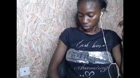 Snapshot of juicyberryx chatting on February 2025 12:59:02 AM queen online show from February 2025 12:59:02 AM