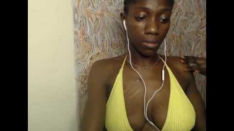 Snapshot of juicyberryx chatting on February 2025 08:18:02 AM queen online show from February 2025 08:18:02 AM