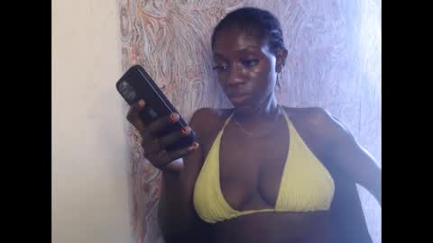 Snapshot of juicyberryx chatting on February 2025 02:19:02 PM queen online show from February 2025 02:19:02 PM