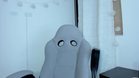 julia_strauns online show from January 2025 05:03:02 AM