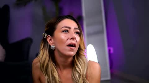 Julia online show from December 2025 04:19:01 AM