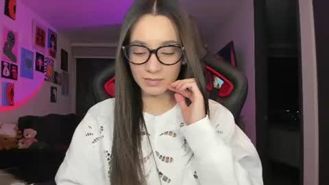 Snapshot of julidavila chatting on June 2026 12:15:01 AM Jeimy Help me to reach 100 thumbs up online show from June 2026 12:15:01 AM