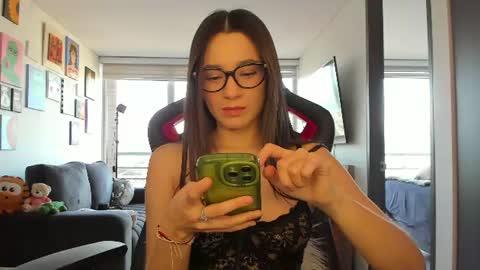 Snapshot of julidavila chatting on June 2026 10:36:02 PM Jeimy Help me to reach 100 thumbs up online show from June 2026 10:36:02 PM