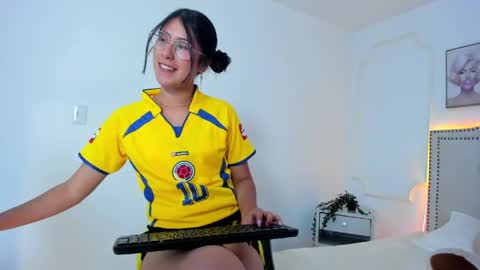 Snapshot of juliee_ross chatting on April 2026 12:20:01 PM juliee_ross online show from April 2026 12:20:01 PM