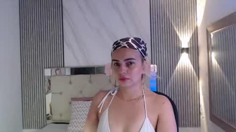 Snapshot of julieta__fox_ chatting on June 2026 07:24:01 PM julieta__fox_ online show from June 2026 07:24:01 PM