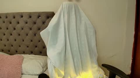 Snapshot of just_isa chatting on March 2026 02:45:01 PM Isa y Luci online show from March 2026 02:45:01 PM