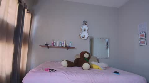 Snapshot of just_isa chatting on May 2026 08:29:01 PM Isa y Luci online show from May 2026 08:29:01 PM