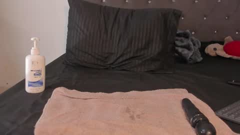 Snapshot of karely_laurent chatting on June 2026 05:45:02 PM karely_laurent online show from June 2026 05:45:02 PM