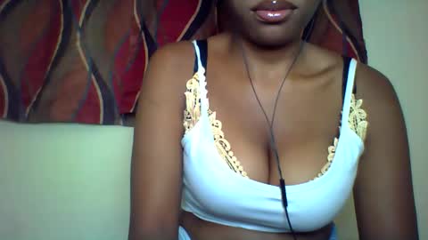 Snapshot of karoliee chatting on June 2026 07:32:02 AM karoliee online show from June 2026 07:32:02 AM