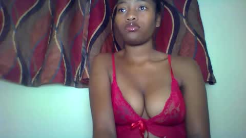 Snapshot of karoliee chatting on June 2026 08:27:02 AM karoliee online show from June 2026 08:27:02 AM