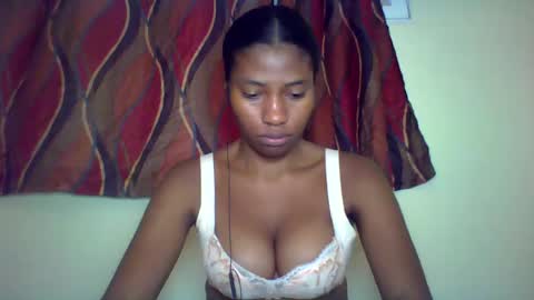 Snapshot of karoliee chatting on June 2026 09:09:01 AM karoliee online show from June 2026 09:09:01 AM