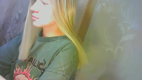 Snapshot of karolynafox chatting on September 2025 10:15:01 AM Caroline Fox online show from September 2025 10:15:01 AM