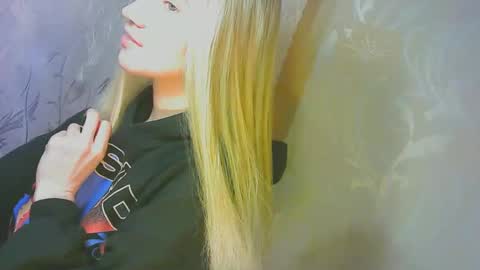 Snapshot of karolynafox chatting on September 2025 09:13:01 AM Caroline Fox online show from September 2025 09:13:01 AM