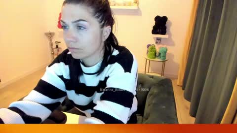 Snapshot of katarina_blades chatting on April 2026 09:31:02 PM online show from April 2026 09:31:02 PM