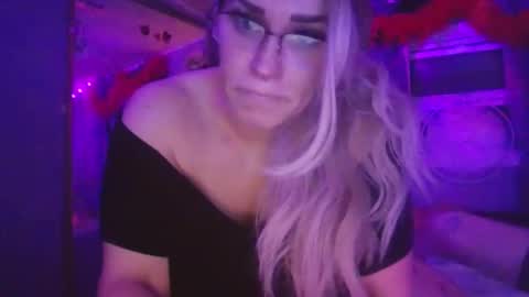 Snapshot of kaylaandmike23 chatting on April 2026 04:13:02 AM M and K online show from April 2026 04:13:02 AM