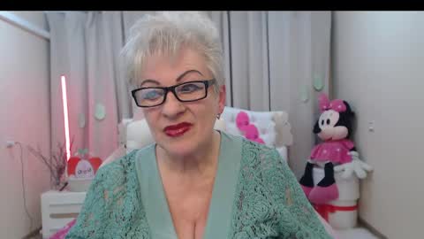 kaylesmoll online show from April 2026 07:09:02 PM