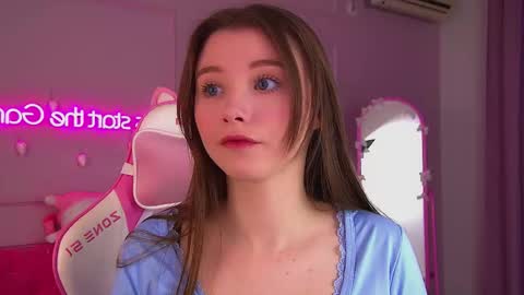 Keira online show from December 2025 06:14:03 PM