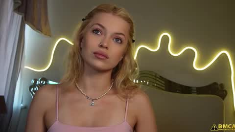 Kelly online show from November 2025 05:40:01 AM